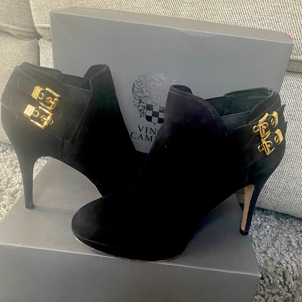 Vince Camuto black side platform ankle boot, lightly worn once or twice - Picture 2 of 3